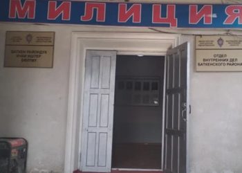 «Билгенин кылып алышсын!». Кыйноолорду алдын алуу борборунун кызматкерлерин Баткен РИИБге киргизбей коюшкан