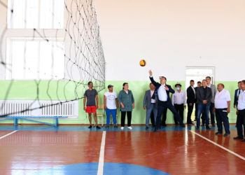 «Футбол, волейбол ойноп». Жапаров Максат айылынын калыбына келтирилген социалдык инфраструктурасы менен таанышты