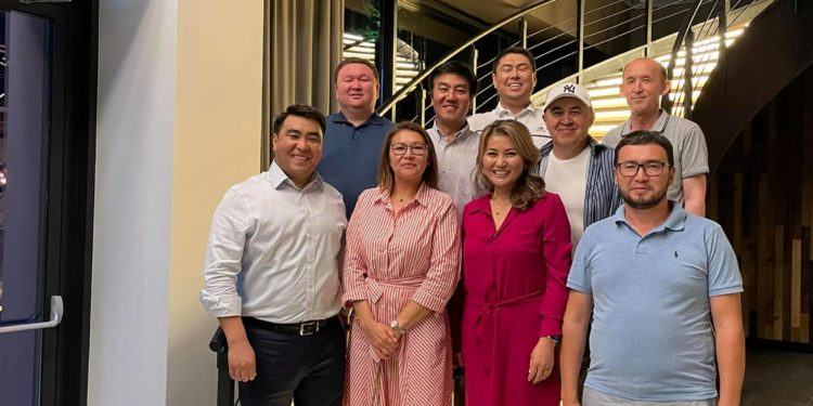 Жанар Акаев соцтармакта тараган сүрөттүн чоо-жайын түшүндүрдү