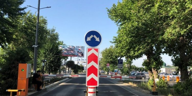Ош аэропортунун кире беришине мыйзамсыз орнотулган шлагбаум алып салынды