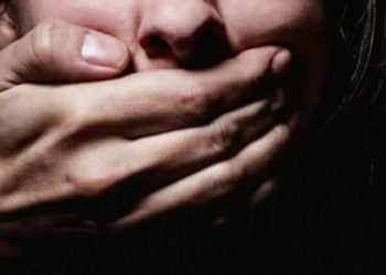 «Үйдөн качып чыгып, таанышына айтып берген». Чүйдө 16 жаштагы кыз өгөй атасы 4 жылдан бери зордуктап жүргөнүн билдирди