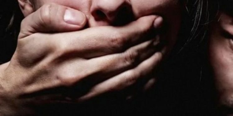 «Үйдөн качып чыгып, таанышына айтып берген». Чүйдө 16 жаштагы кыз өгөй атасы 4 жылдан бери зордуктап жүргөнүн билдирди