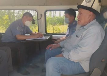 Жалал-Абадда милиция кызматкерлери жергиликтүү бийлик өкүлдөрү менен биргеликте жарандардын көйгөйлөрүн жеринен чечүүдө