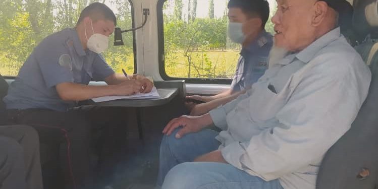 Жалал-Абадда милиция кызматкерлери жергиликтүү бийлик өкүлдөрү менен биргеликте жарандардын көйгөйлөрүн жеринен чечүүдө