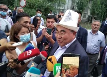 «Идеянын автору — Садыр Жапаров». Аскар Акаев аны Бишкекке ким жана эмне үчүн алып келгени тууралуу айтып берди