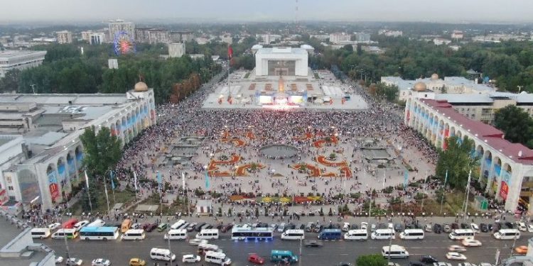 «Ала-Тоо» аянтында өтүп жаткан майрамдык концерттин бийиктиктен көрүнүшү