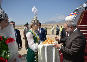 Кыргызстанга Армениянын премьер-министри Никол Пашинян келди
