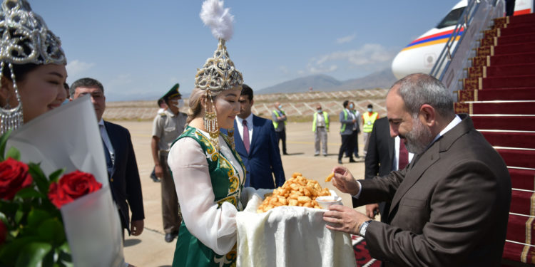 Кыргызстанга Армениянын премьер-министри Никол Пашинян келди