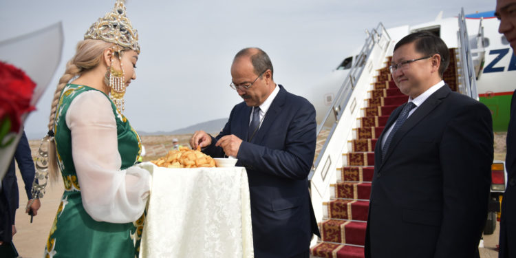 Кыргызстанга Өзбекстандын премьер-министри Абдулла Арипов келди