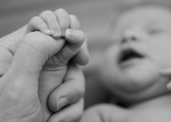 Москвада аял жаңы төрөлгөн ымыркайды көп кабатуу үйлөрдүн алдына таштап салган (видео)