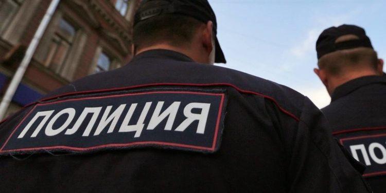 «Айнек бөтөлкө менен бир нече жолу башка чапкан». Орусияда кассир болуп иштеген кызга кол салуу болгон