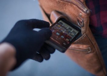 «14 ишти мойнуна алышты». Ысык-Көлдө эс алуучулардын телефондорун уурдап жүргөн делип жигиттер кармалды