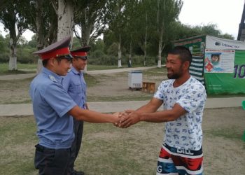 «Келинчеги жана 8 айлык кызы менен». Караколдо милиция кызматкери табигый кырсыкка учураган үй-бүлөгө жардам көрсөткөн