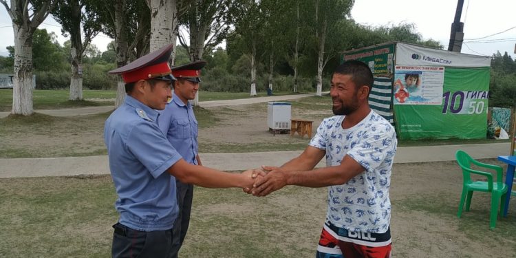 «Келинчеги жана 8 айлык кызы менен». Караколдо милиция кызматкери табигый кырсыкка учураган үй-бүлөгө жардам көрсөткөн