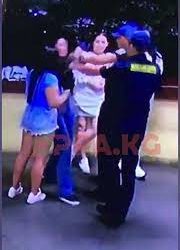 Бишкекте кыздар түнкү клубдун күзөтчүлөрү менен мушташып, милиция кызматкерлерине кол салышты (видео)