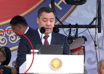 Президент аянтта сүйлөп жатканда өзүн жаман сезген карыяны көтөрүп кетишти. Анын абалы кандай?