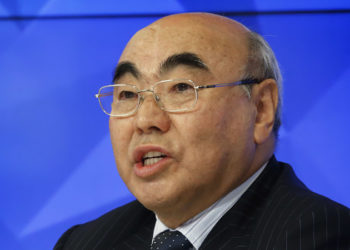 «Мен бүгүн абдан бактылуумун». Аскар Акаев Кыргызстанга тергөө менен кызматташууга келгенин айтты