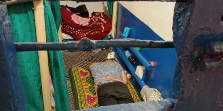 «Жерде жатышат». Токтогул РИИБдин убактылуу кармоочу жайына кармалгандардын укугун бузуу аныкталган