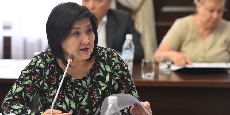 Билим берүү министрлиги офлайн режиминде окутууга өтүүнүн эки факторун атады