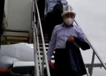 Аскар Акаевдин Кыргызстанга келгендеги сүрөтү