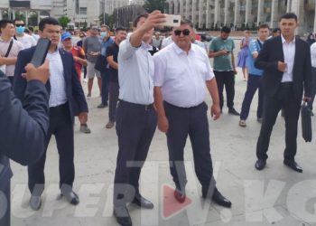 «Намысты жакшы коргоп жатышат». «Ала-Тоо» аянтына спортчуларды сүрөө үчүн Камчыбек Ташиев да келди (сүрөт)