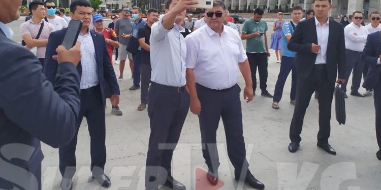 «Намысты жакшы коргоп жатышат». «Ала-Тоо» аянтына спортчуларды сүрөө үчүн Камчыбек Ташиев да келди (сүрөт)