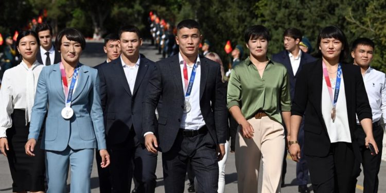 Жол ачкыла! Кыргыздын кыраандары, алгырлары, сыймыктары келе жатат!