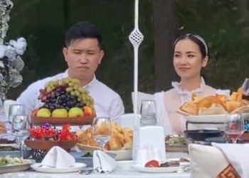 Ырчы Толгонай Арзыкеевага жигити сөйкө салды (сүрөт, видео)