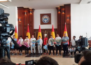 Кыргызстанга Олимпиада спортчулары кайтып келишти (сүрөт)