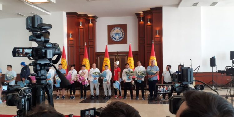 Кыргызстанга Олимпиада спортчулары кайтып келишти (сүрөт)