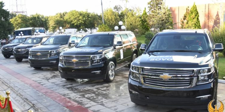 «Жол тандабас, коттедж». Өзбекстандын президенти Токиодогу Олимпиада оюндарында медаль уткандарга белек тапшырды