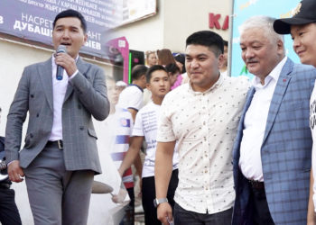 Жаштардын басымына кабылган Күмөндөр Абылов. “БирКүнТүн” тасмасынын жабык көрсөтүүсүнөн репортаж