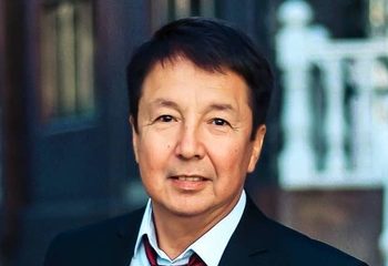 «Жамбаш сөөгүнө протез коюлду». Ырчы Кубик Калыковго операция жасалды (видео)