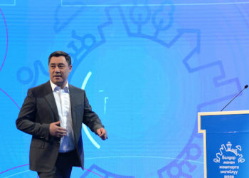 Садыр Жапаров Баткенден келип, Таласка жөнөп кетти