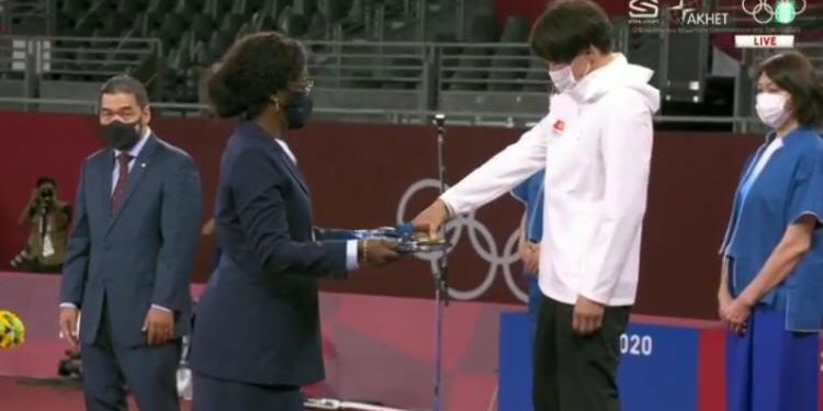 «Токио-2020». Сыйлык тапшыруу аземинде Айсулуу Тыныбекова ыйлады (видео)