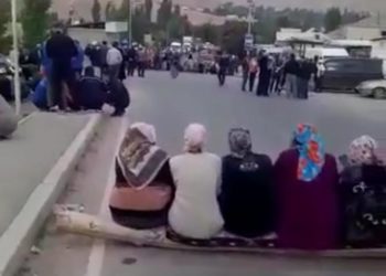 Лейлектин тургундары Баткен-Исфана жолун жаап алышты (видео)