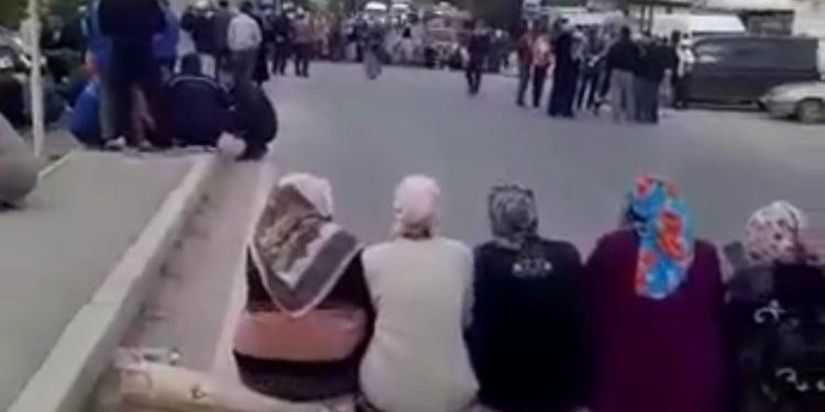 Лейлектин тургундары Баткен-Исфана жолун жаап алышты (видео)