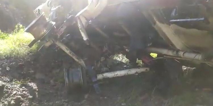 «35 тонна солярка Нарын дарыясына кошулган». Бишкек-Ош жолунда май ташуучу унаа жолдон чыгып, 1 адам көз жумду (видео)