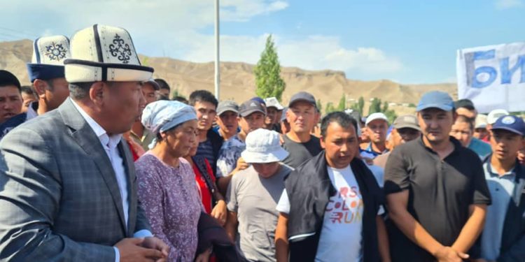 Жергиликтүү тургундар тосуп алган Ош-Баткен-Исфана жолу ачылды