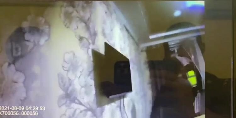 Ошто жаш кыз 5-кабаттан секирүүгө аракет кылган (видео)