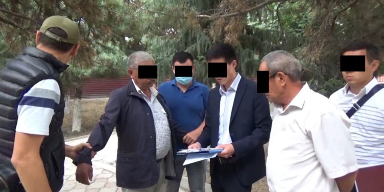 Акыйкатчынын Ысык-Көл облусу боюнча инспектору пара алып жаткан жеринен кармалды