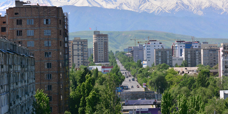 «Уруксат кагаздары жок». Бишкектеги 30дан ашуун көп кабаттуу үй сүрдүрүлүшү мүмкүн