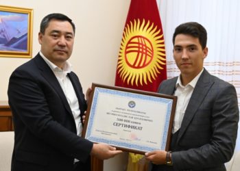 Садыр Жапаров Ысык-Көлдү сүзүп өткөн Владислав Шулико менен жолугуп, 500 миң сом тапшырды