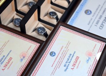 Президент Садыр Жапаров эл аралык армия оюндарынын жеңүүчүлөрүнө сыйлыктарды тапшырды