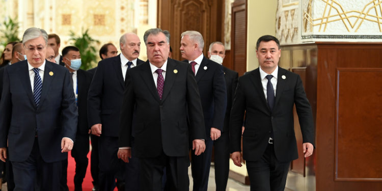 Президент Садыр Жапаров ЖККУ саммитинде кыргыз-тажик мамлекеттик чек арасы боюнча маселени көтөрдү