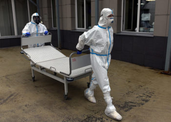 Коронавирус. Орусияда акыркы суткадагы адам өлүмү пандемиядан бери рекорддук чекке жетти