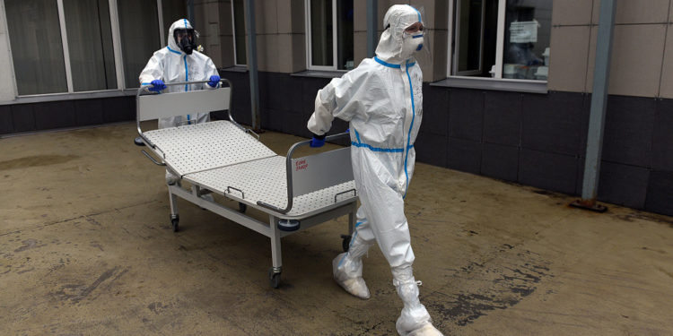 Коронавирус. Орусияда акыркы суткадагы адам өлүмү пандемиядан бери рекорддук чекке жетти