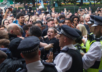 Лондондо эмдөөгө каршы акция учурунда төрт полиция кызматкери жараат алды (видео)