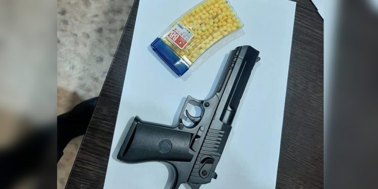 Бишкекте оюнчук тапанча менен адамга кол салган шектүү кармалды