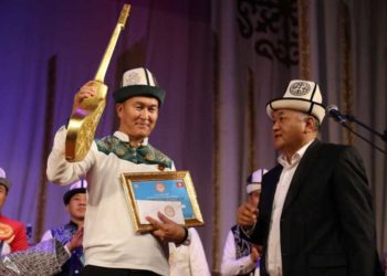 Оштогу айтышта акын Баян Акматов 300 миң сомдук комуз жеңип алды